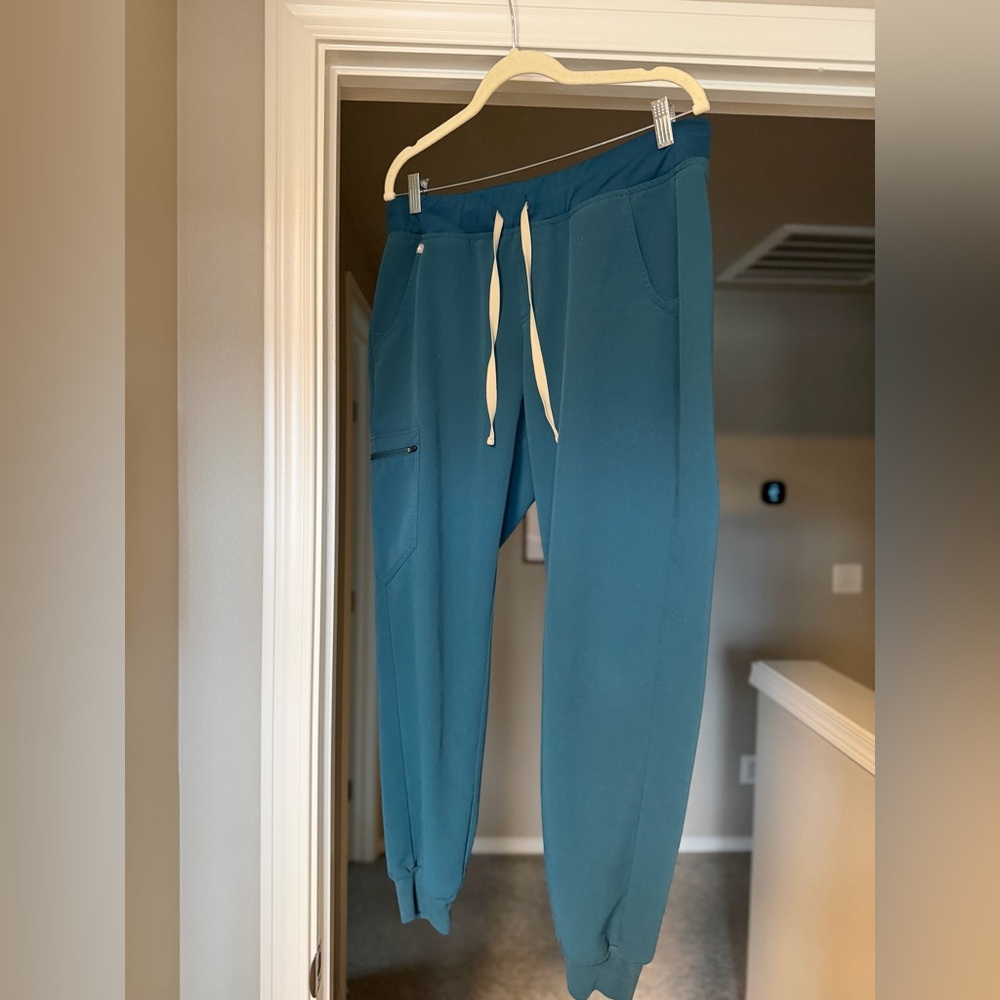 Women’s FIGS Carribean Blue Jogger scrubs